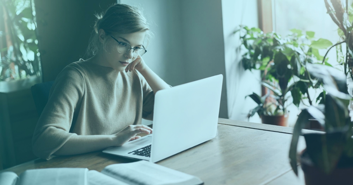 žena sedí pri notebooku a nastavuje SEO vo wordpresse